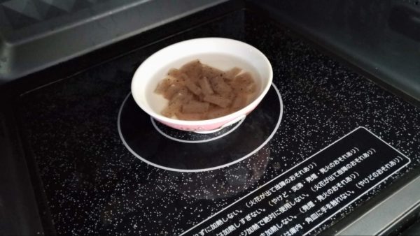 炊飯器で簡単に作れる五目豆レシピ①：こんにゃくを温める